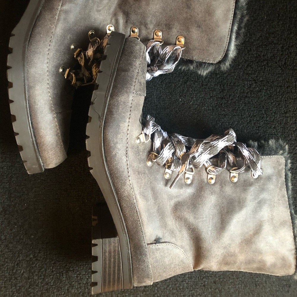 Fuzzy boots - Picture 2 of 5